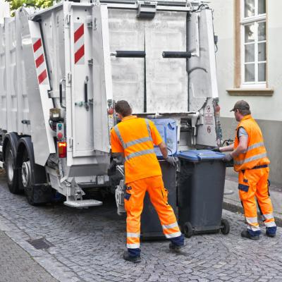 camion poubelle en cours de ramassage des déchets