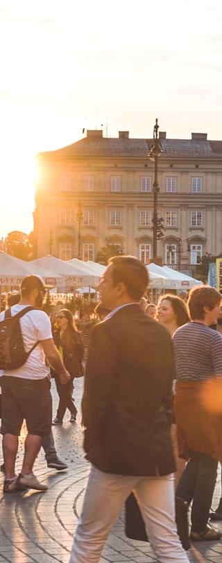 Des personnes qui se baladent sur une place de marché