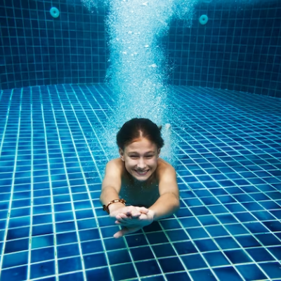 Jeune garçon sous l'eau dans une piscine