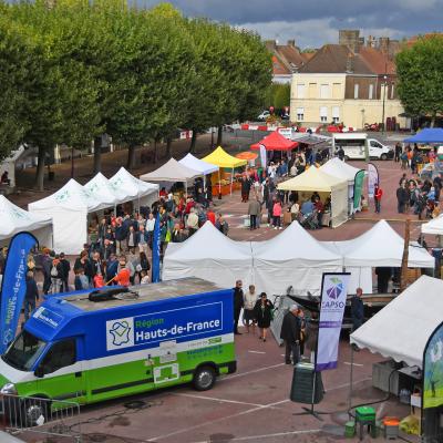 vue du haut d'un marché 